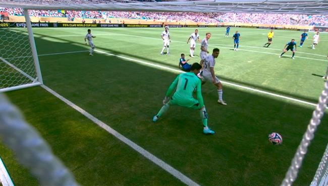 ليوناردو يهدر هدف حقق للهلال امام ريال مدريد في كأس العالم للأندية