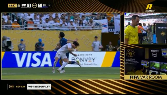 الحكم يحتسب ركلة جزاء لـ ريال مدريد في الوقت القاتل امام الهلال