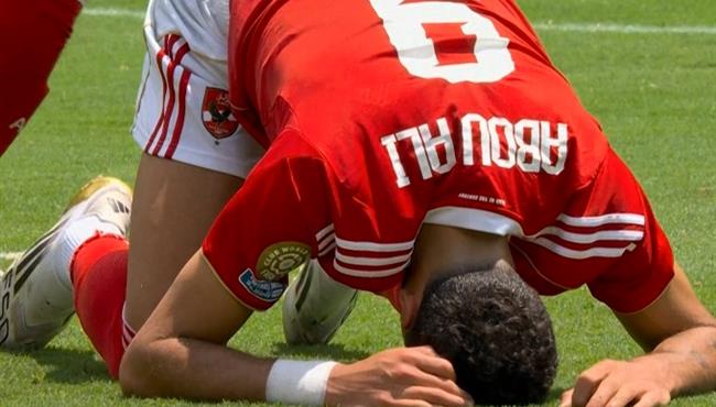 هدف بالميراس الاول في مرمي الاهلي وسام ابو علي بالخطأ في مرماه