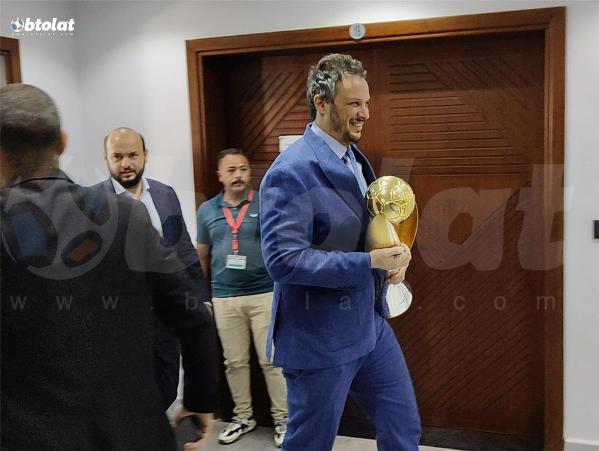 الحلم نيوز : ممدوح عيد يلفت الأنظار في اجتماع اتحاد الكرة بظهور مميز مع كأس دوري أبطال إفريقيا (فيديو)