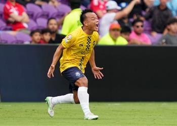 فيديو تصرف غريب لاعب أوكلاند سيتي يتشاجر مع طبيبه في مباراة بنفيكا