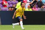 فيديو | تصرف غريب.. لاعب أوكلاند سيتي يتشاجر مع طبيبه في مباراة بنفيكا