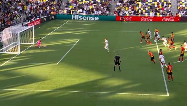 حارس الترجي يتصدي لركلة جزاء امام لوس انجلوس في الوقت القاتل بكأس العالم للاندية