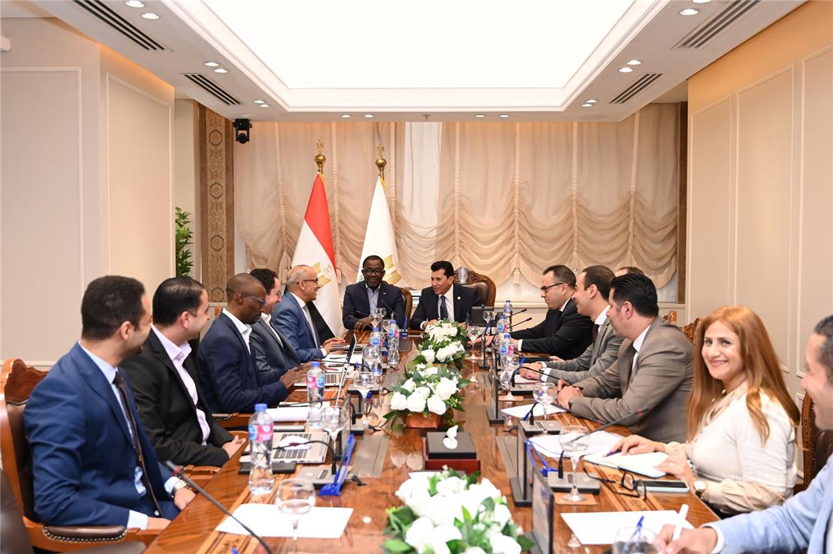 في الكورة : أشرف صبحي يلتقي الأمين العام لـ الاتحاد الإفريقي بسبب مقر الكاف