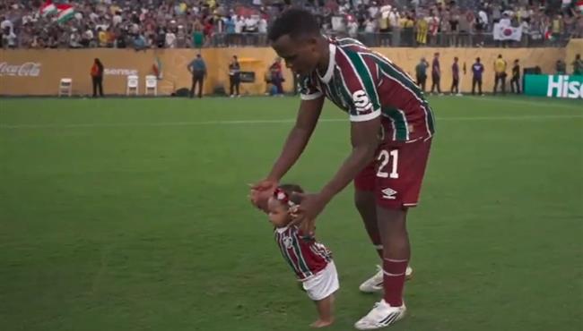 لقطة رائعة .. لاعب فلومينينسي يحتفل مع ابنته بعد الفوز علي أولسان هيونداي بكاس العالم للاندية