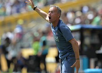 إنريكي يسخر من الملاعب في كأس العالم للأندية الكرة ترتد مثل الأرنب