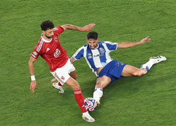 فيديو في مباراة مجنونة وهاتريك لـ وسام الأهلي يتفنن في إهدار الفرص ويكتفي بالتعادل مع بورتو