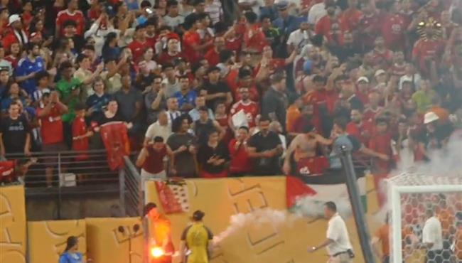 الشرطة الامريكية تسحب الشماريخ من جماهير الاهلي بعد اشعالها بلحظات في مباراة بورتو
