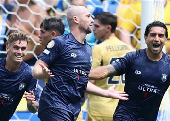 مدرس بدرجة لاعب كرة كريستيان جراي بعد تسجيله هدف أوكلاند سيتي أمام بوكا جونيورز لحظة سريالية