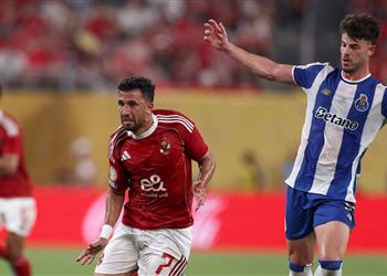 بعد التعادل مع الأهلي جماهير بورتو تنفجر وتهاجم اللاعبين بعد وصولهم البرتغال