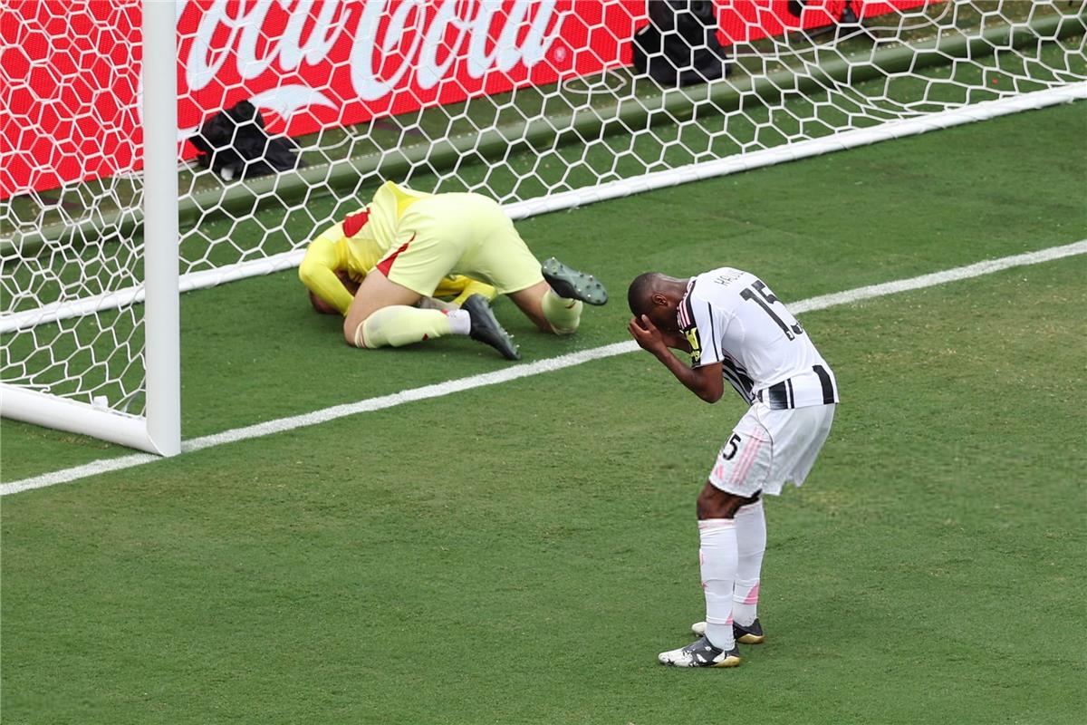 نيوز برو : فيديو | نيران صديقة.. بيير كالولو يسجل هدف مانشستر سيتي الثاني أمام يوفنتوس