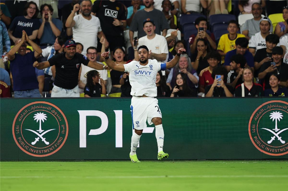 فيديو | "لوب".. سالم الدوسري يسجل هدف الهلال الأول أمام باتشوكا