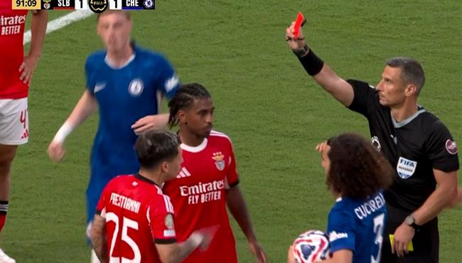 طرد لاعب بنفيكا امام تشيلسي بكأس العالم للاندية