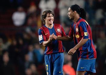 نجم برشلونة الأسبق رونالدينيو كان استثنائي ا ويامال الأفضل في العالم