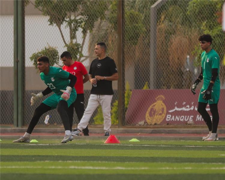 عصام الحضري في مران منتخب مصر تحت 17 عامًا