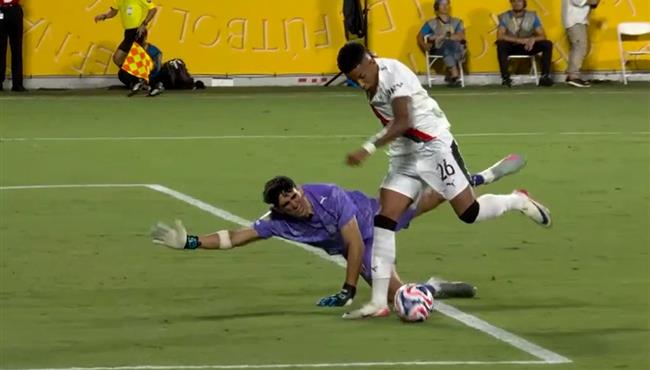 ياسين بونو يتألق بتصدي رائع امام مانشستر سيتي في كأس العالم للاندية