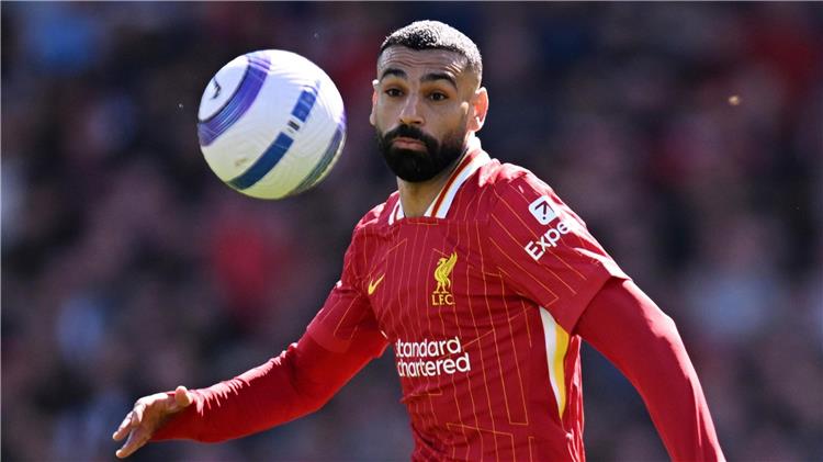 محمد صلاح في صراع على الكرة الذهبية
