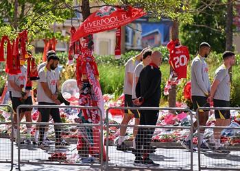 فيديو على رأسهم محمد صلاح لاعبو ليفربول يشاركون في تأبين جوتا أمام الأنفيلد