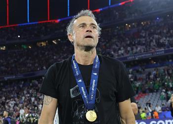 أسطورة برشلونة السابق الجميع يريد تقليد باريس سان جيرمان وكرويف كان سيحب ما يفعله إنريكي