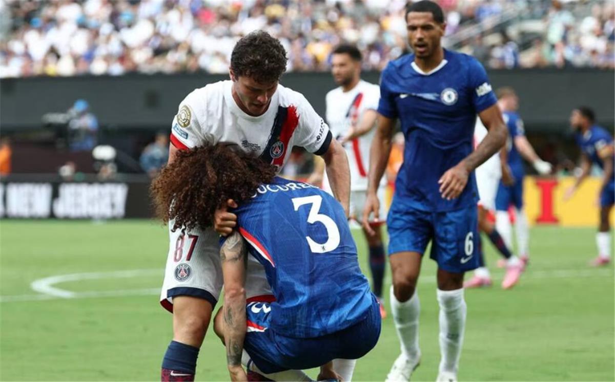 فيديو | شعر كوكوريلا يتسبب في طرد لاعب باريس سان جيرمان بـ نهائي كأس العالم للأندية
