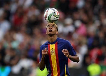 طفل مراهق والد لامين يامال يكسر صمته ويرد على انتقادات جمهور برشلونة