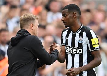 أمام أنظار ليفربول والهلال تصريح هادئ من إيدي هاو حول مستقبل إيزاك