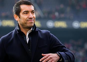 رسمي ا فان برونكهورست مساعد ا لـ آرني سلوت في ليفربول