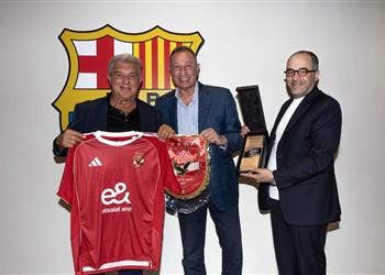 الخطيب يجتمع مع رئيس برشلونة بشأن استاد الأهلي الجديد