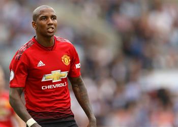 في سن الـ40 آشلي يونج ينضم لفريق إنجليزي الموسم المقبل