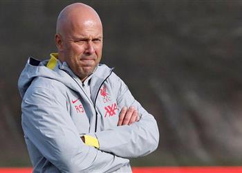 لاعب ليفربول يغادر معسكر الفريق قبل مواجهة ميلان وسلوت يوضح السبب