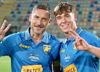 والده السبب نجل توتي يعتزل كرة القدم بعمر 19 عام ا