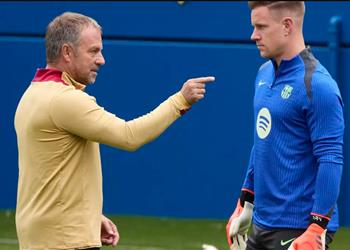 توتر صامت بين فليك وتير شتيجن ومدرب برشلونة يلقي الكرة في ملعب الإدارة