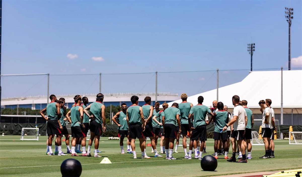 الثالث.. لاعب ليفربول يغادر معسكر الفريق قبل مواجهة يوكوهاما