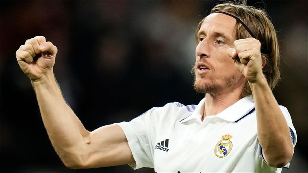 نيوز برو : بسبب معلق.. مودريتش يشعل أزمة بين برشلونة وريال مدريد