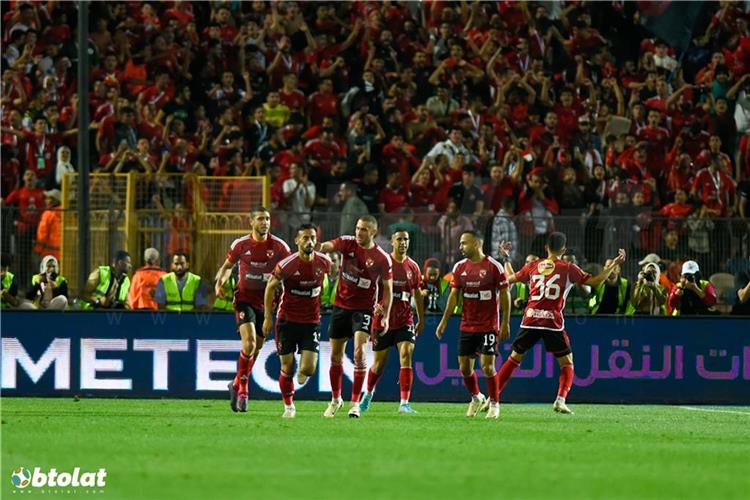 احمد عبد القادر مع لاعبي الاهلي
