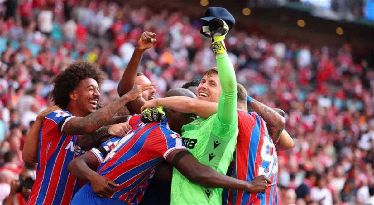 هندرسون ولاعبي كريستال بالاس