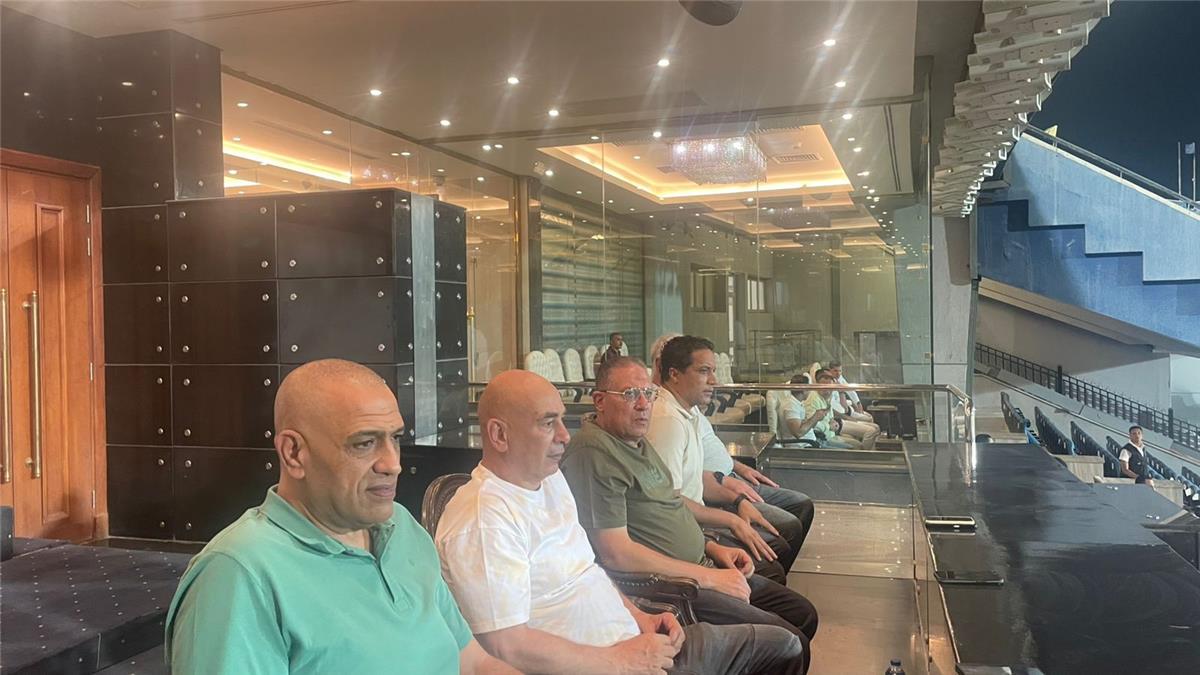 حسام حسن يحضر مباراة البنك الأهلي وغزل المحلة في الدوري