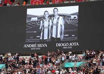 محمد صلاح يتفاعل مع واقعة جماهير كريستال بالاس المثيرة للجدل في دقيقة صمت جوتا