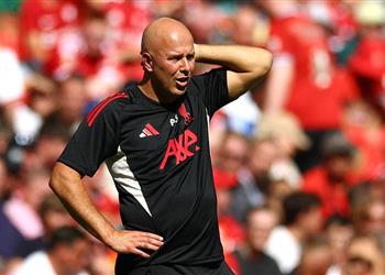 سلوت يدافع عن جمهور كريستال بالاس بعد تصرفه السيء تجاه جوتا