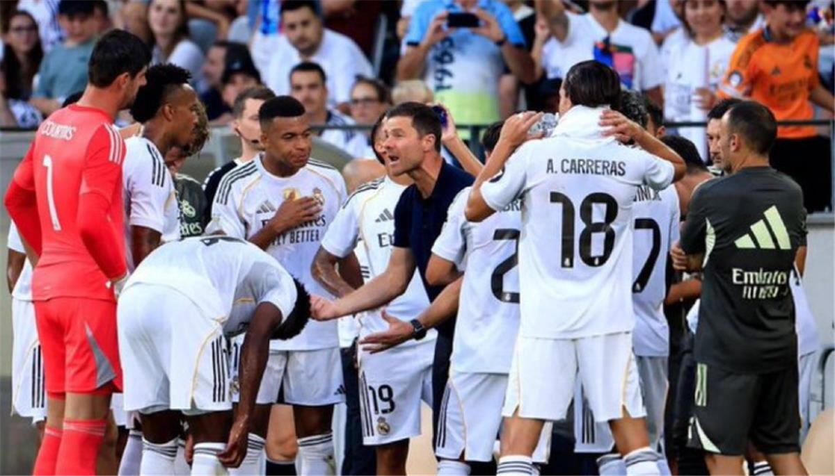 لاعبو ريال مدريد وتشابي