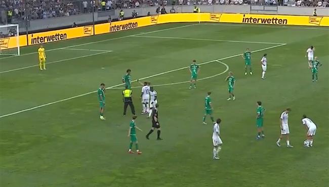 مشجع يقتحم ملعب مباراة ريال مدريد وتيرول ويلتقط صورة مع مبابي
