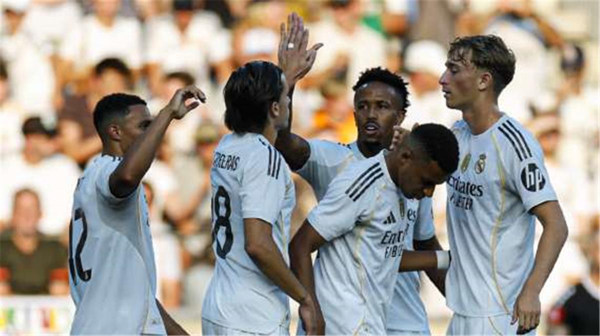 كاريراس يحتفل مع باقي لاعبي ريال مدريد