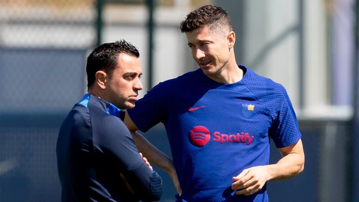 نيوز برو : ليفاندوفسكي: رأيت شيئًا مميزًا في تشافي.. وما وصل له برشلونة بفضله