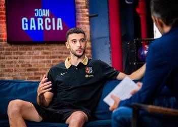 خوان جارسيا يصف فليك بكلمة واحدة ويتغزل في لاعب برشلونة