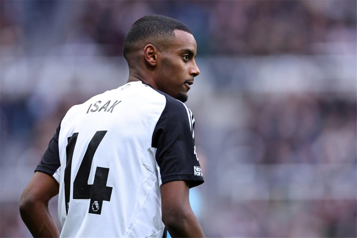 أسطورة أرسنال ينتقد سلوك إيزاك مع نيوكاسل