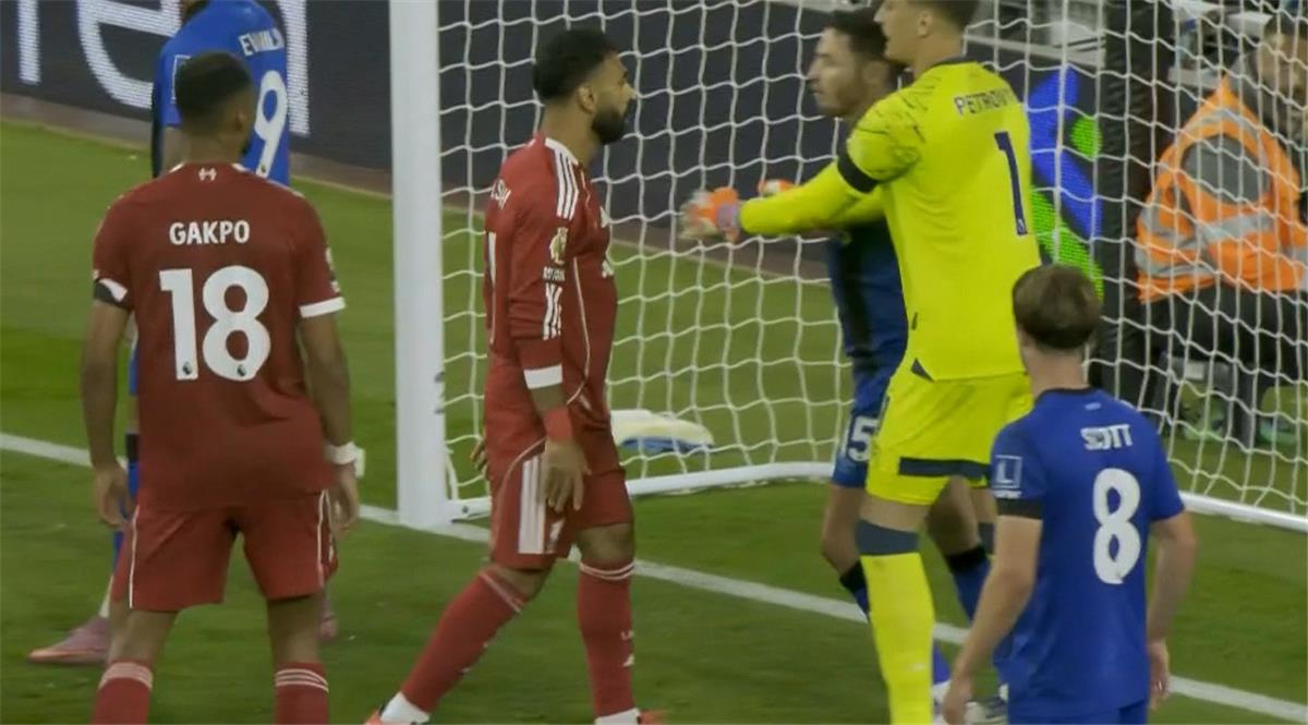 فيديو | محمد صلاح يدخل في مشادة بمباراة ليفربول وبورنموث