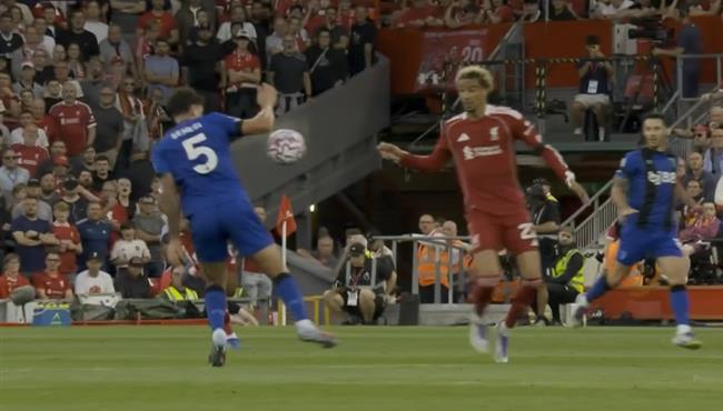 لقطة مثيرة للجدل في مباراة ليفربول وبورنموث بالدوري الانجليزي