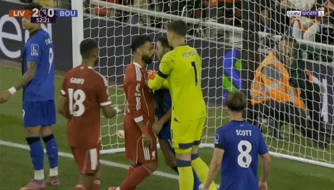 مشادة محمد صلاح مع لاعب بورنموث في الدوري الانجليزي