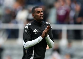 فيديو بسبب ليفربول جمهور نيوكاسل يونايتد يسب إيزاك في مباراة أستون فيلا