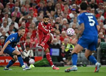 إحراج ومديح الجماهير الإنجليزية ترد على سؤال ريو فرديناند بشأن تصنيف محمد صلاح